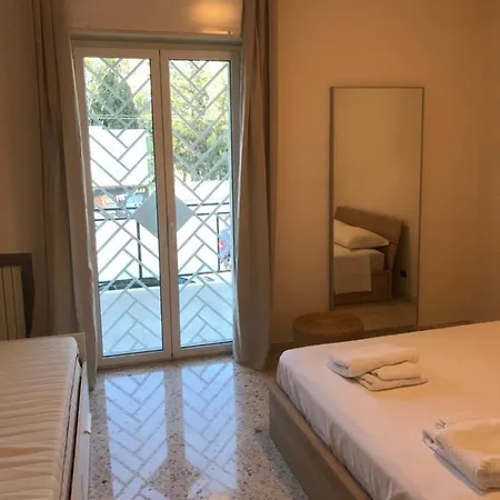 Parco 2 Giugno Alojamento de Acomodação e Pequeno-almoço Bari